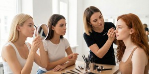 Jak dobrać kolor kredki do brwi do typu urody i włosów